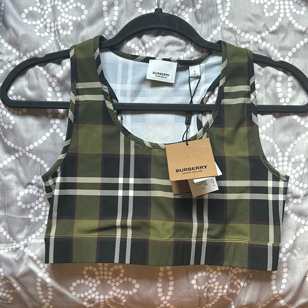 Burberry work out set in women’s SMALL. Never worn tags still on.
